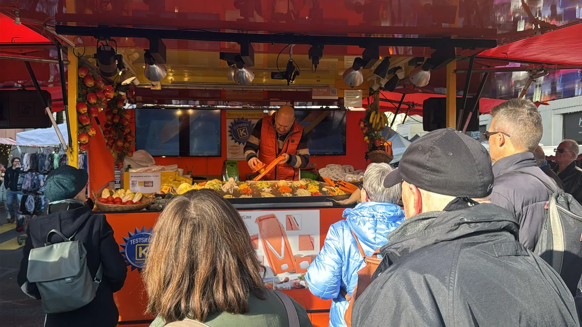 Ein Marktfahrer präsentiert seine Geräte.